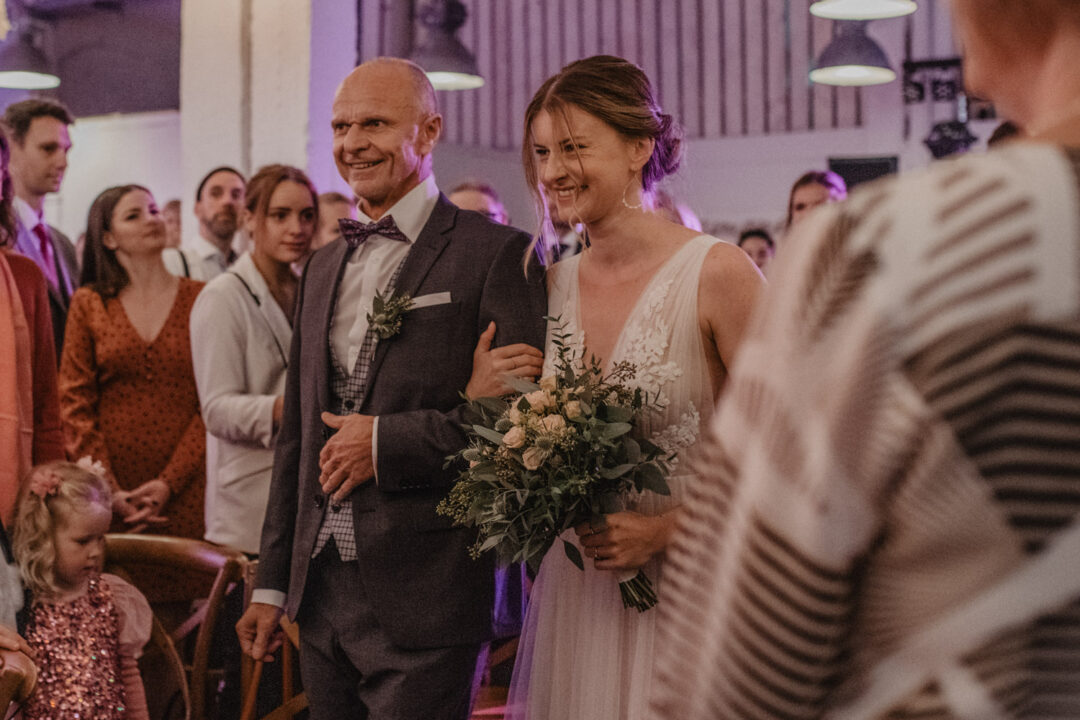 Braut und Vater lächeln bei Ankunft zur freien Trauung