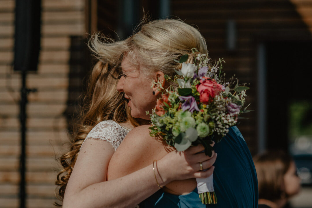 Braut wird herzlich umarmt