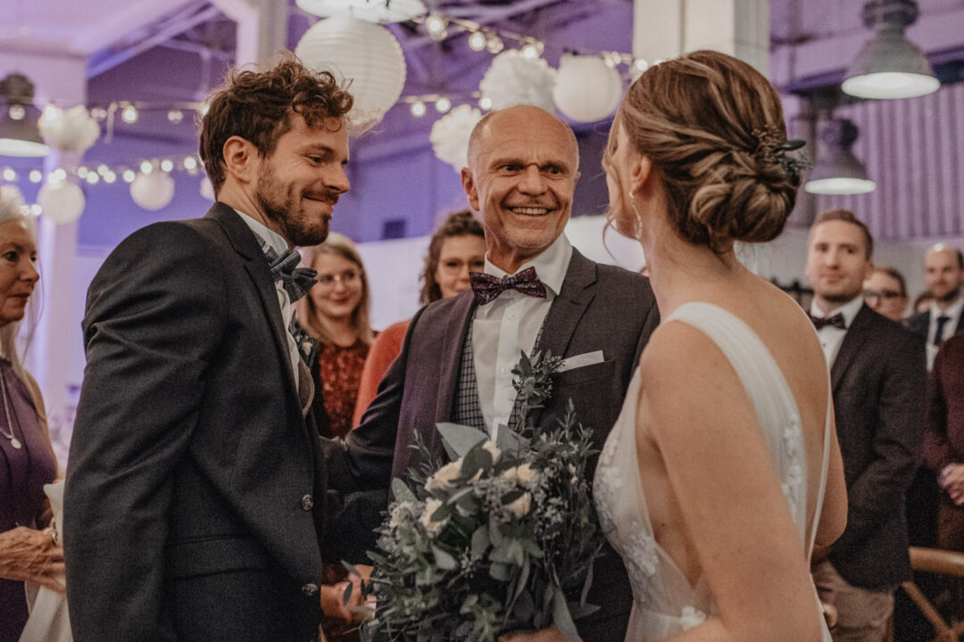 Vater übergibt Braut an den Bräutigam bei der Zeremonie