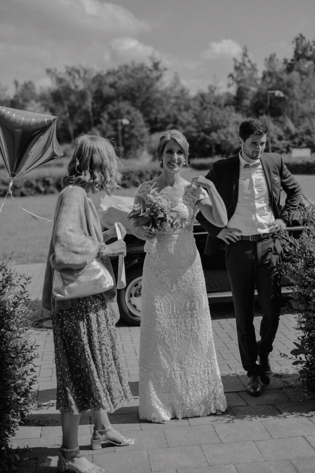 Braut trifft mit Familie an der Hochzeitslocation in Waltrop ein