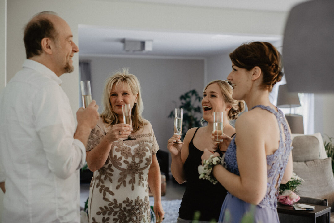 Braut stößt mit ihren Familie an