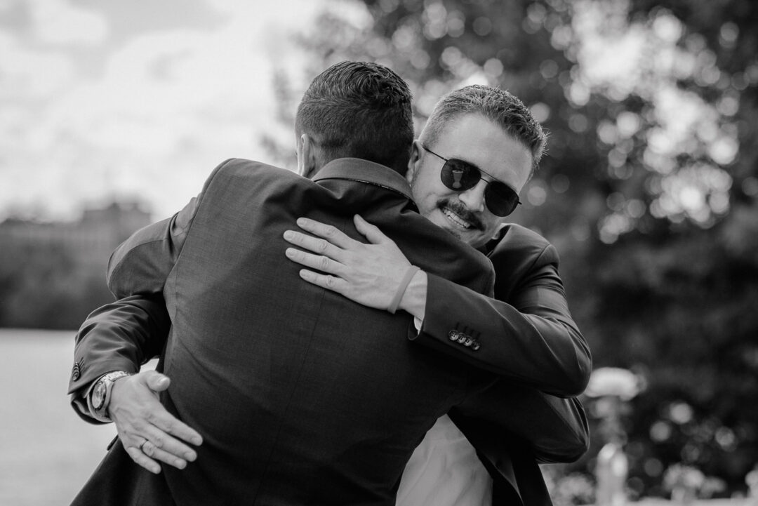 Männer umarmen sich nach Trauung