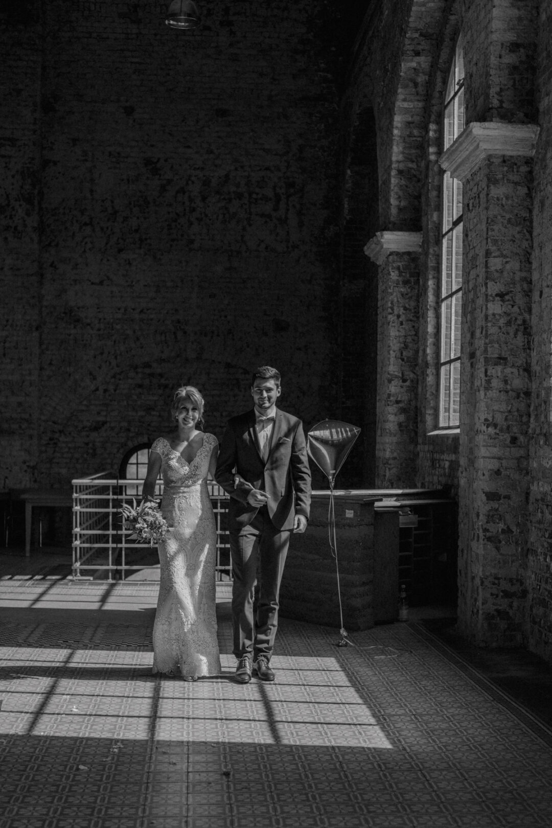 Brautpaar betritt gemeinsam den Trausaal im Gasthaus Stromberg