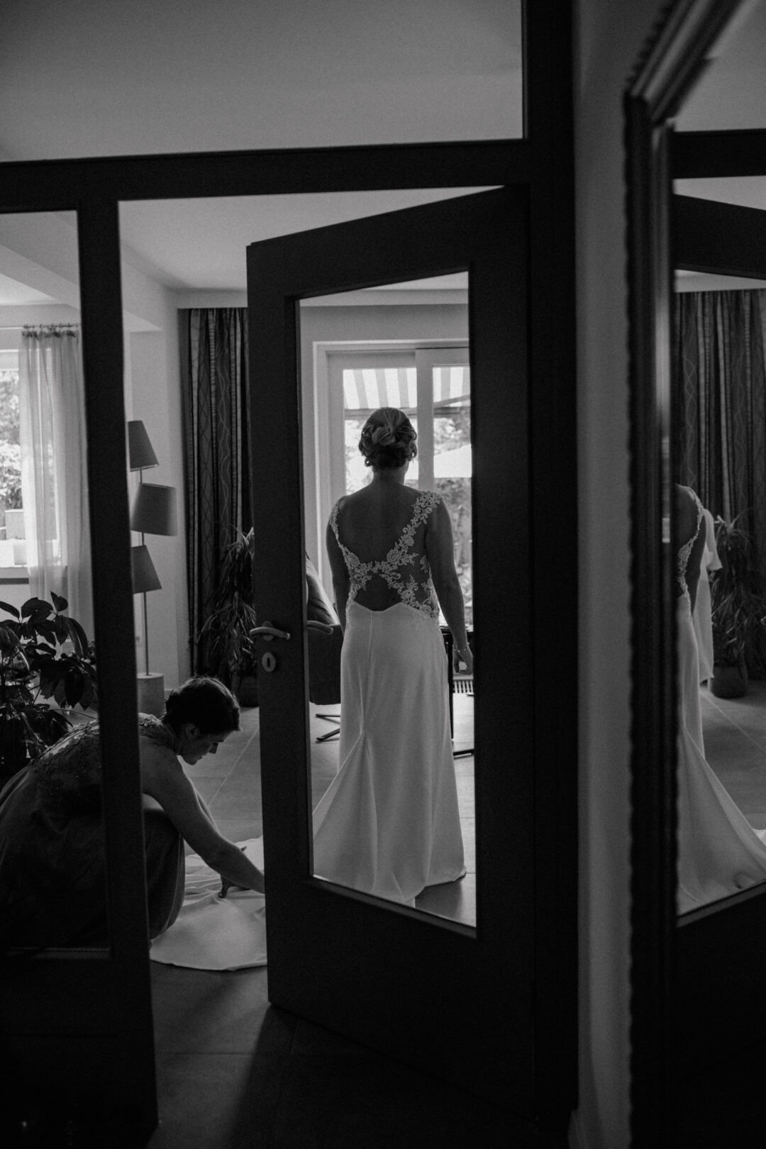 Die Braut steht im Eingang und wartet