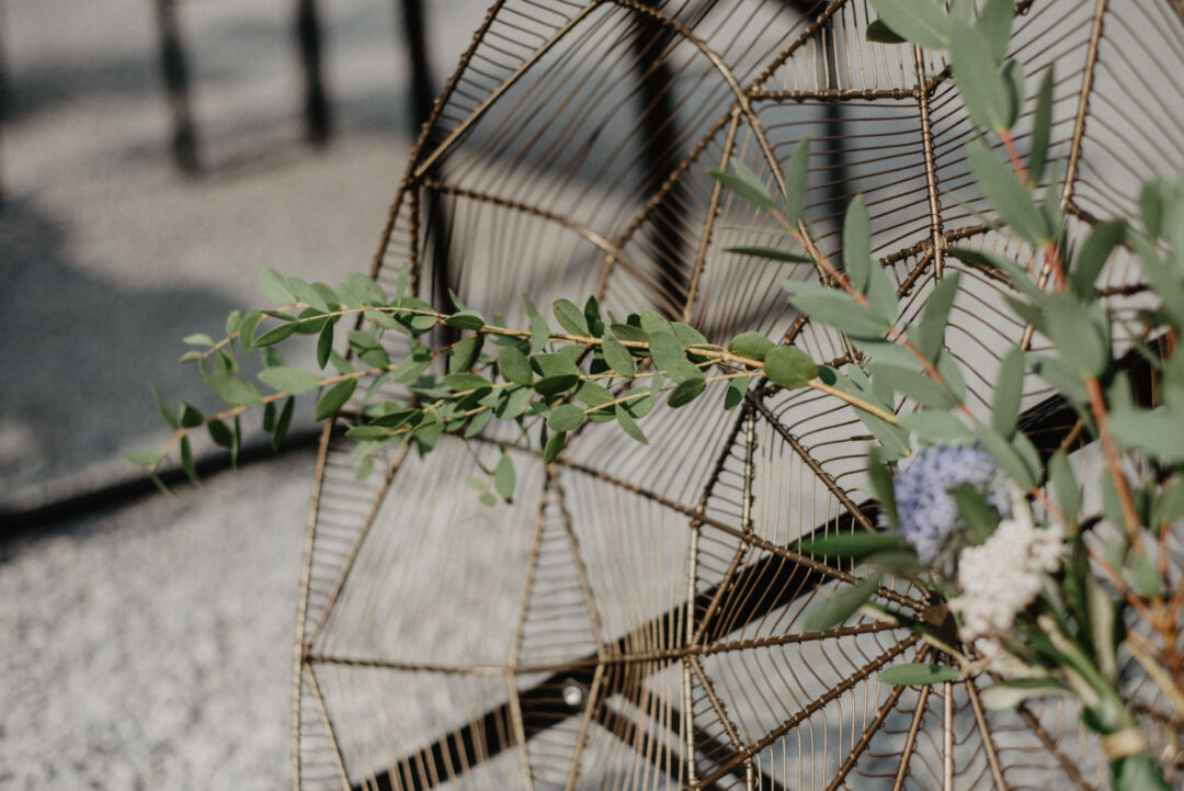 Metallisches Deko-Element mit Olivenzweig