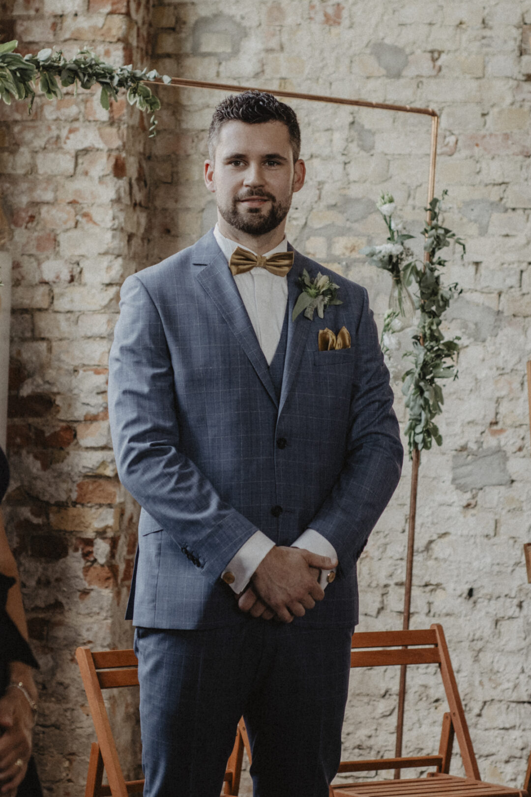 Bräutigam wartet vor der Trauung im Gasthaus Stromberg