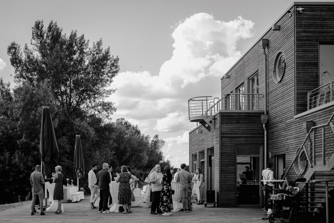 Hochzeitsgäste feiern an moderner Location