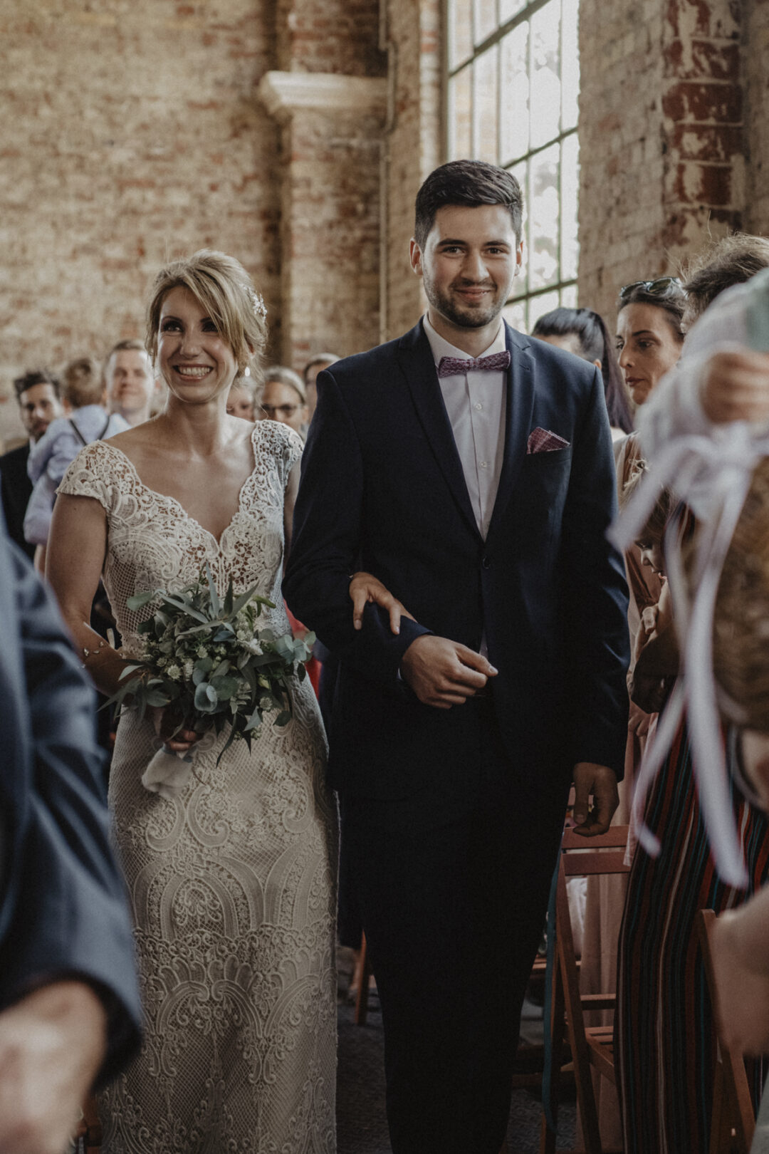 Emotionale Hochzeitsgäste beim Einzug der Braut im Gasthaus Stromberg