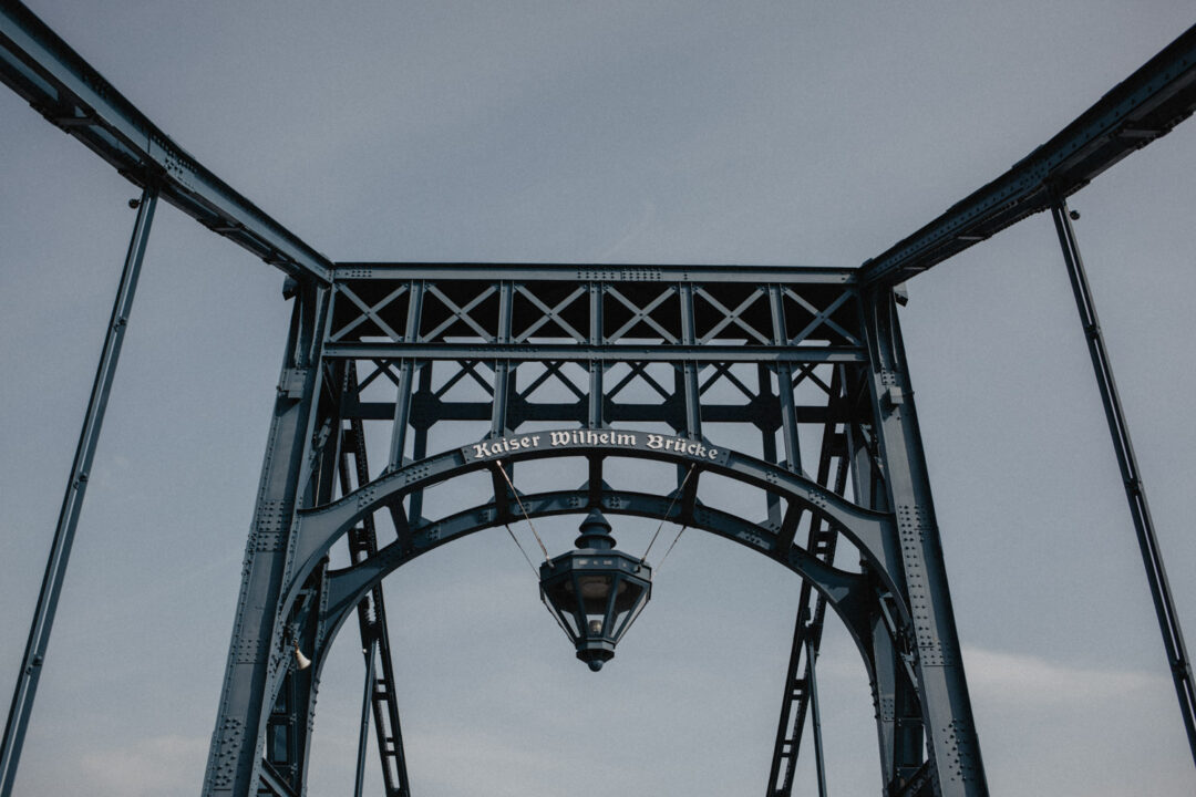 Alte Brücke bei Hooksiel als Kulisse