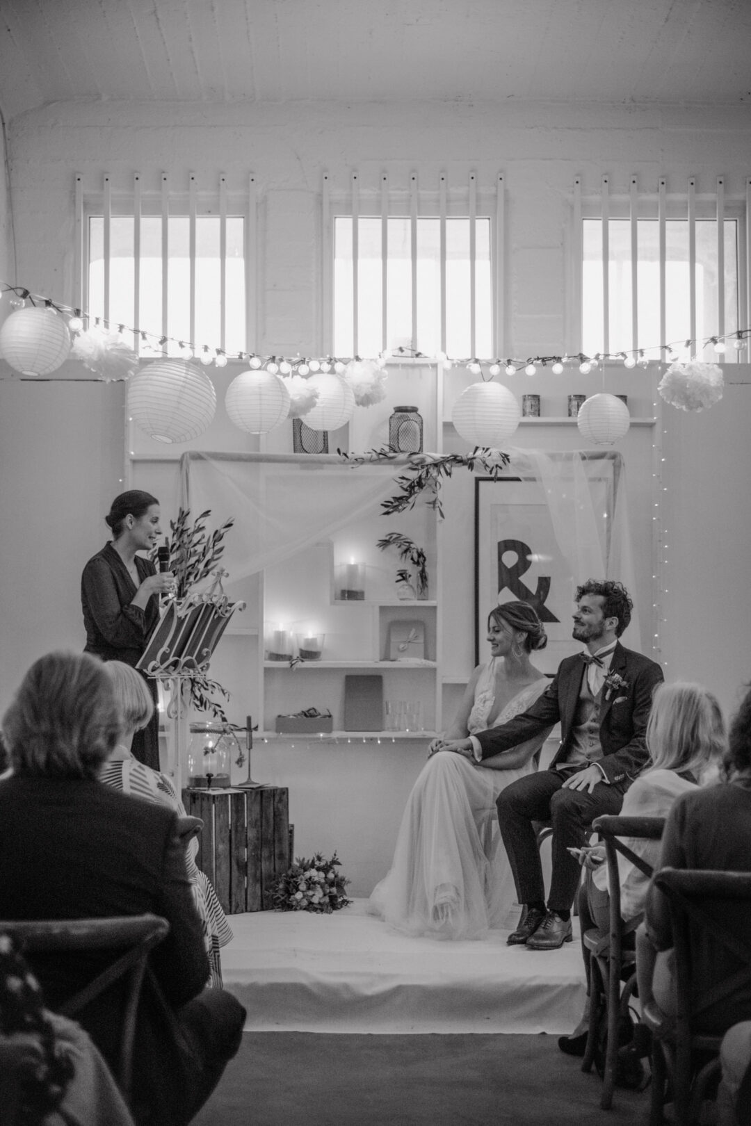 Brautpaar hört gerührt den Worten der freien Rednerin zu