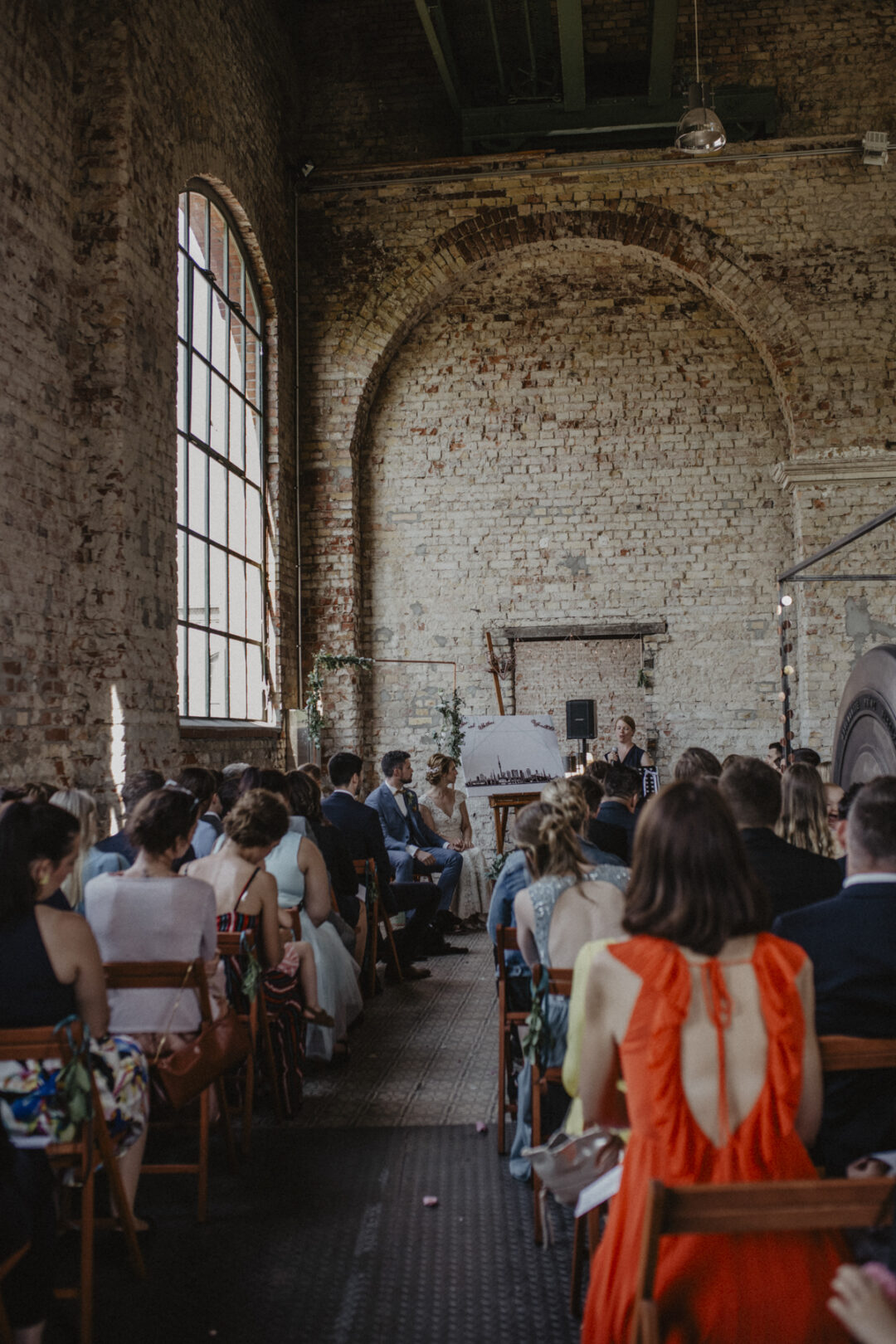 Atmosphäre während der freien Trauung im Gasthaus Stromberg mit Backsteinwand