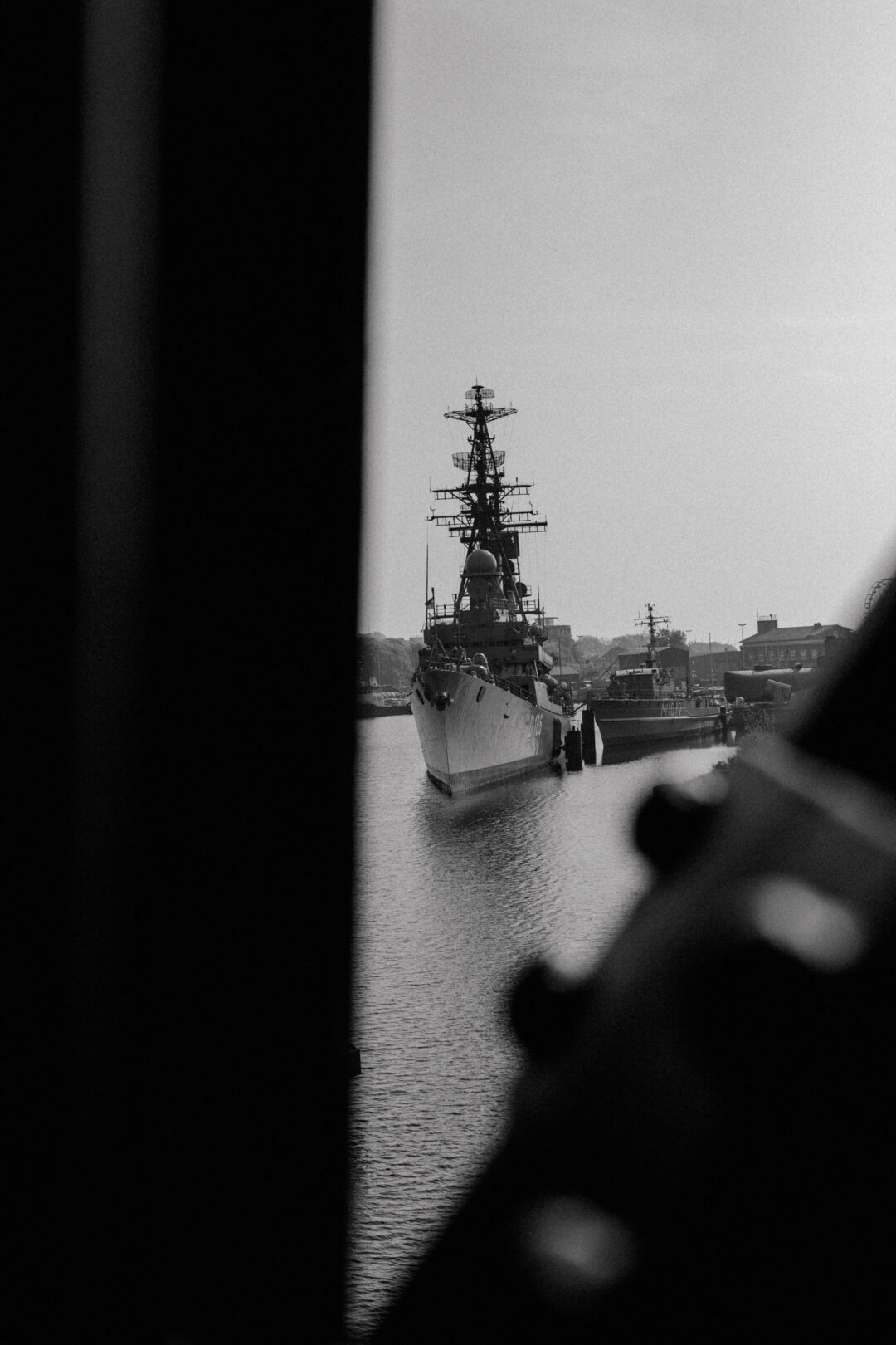 Schwarz-Weiß-Aufnahme eines Schiffs bei Hooksiel