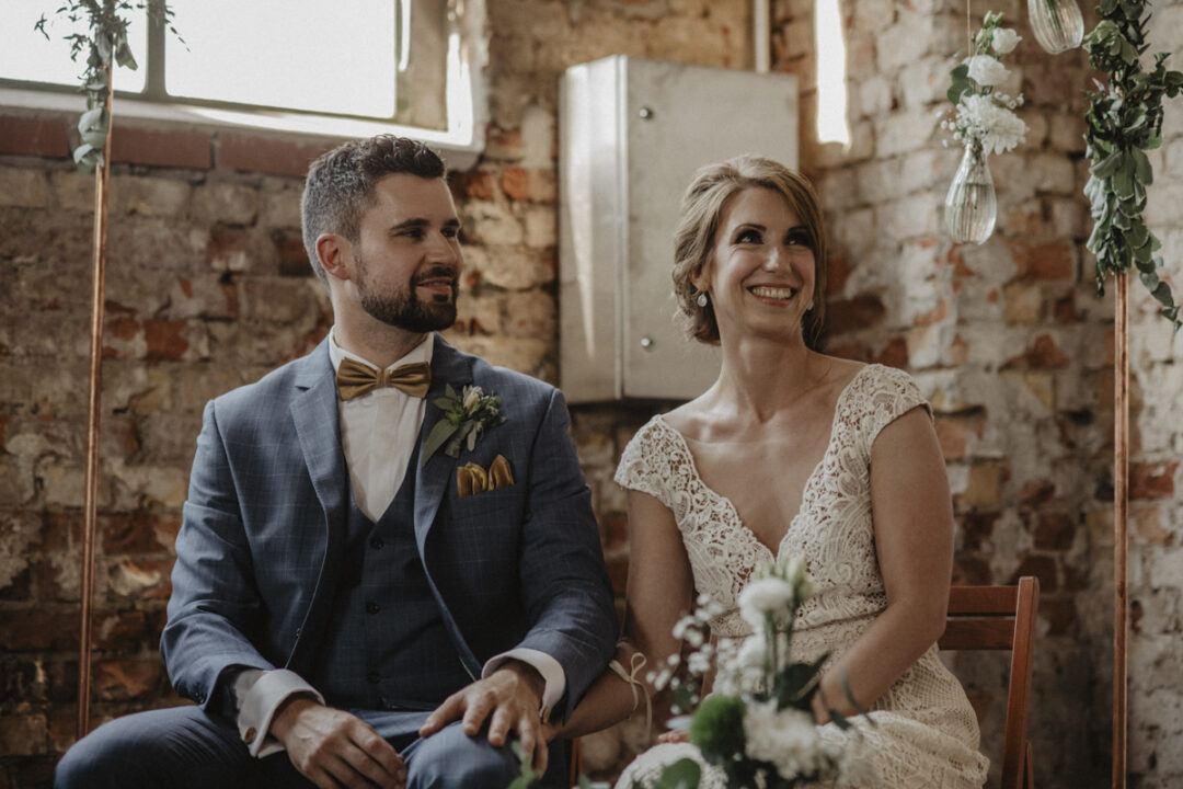 Das Brautpaar während der Zeremonie in der Maschienenhalle