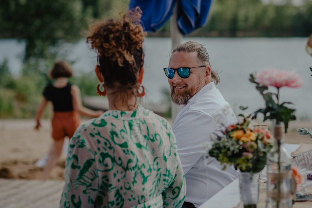 Gäste unterhalten sich bei Tisch