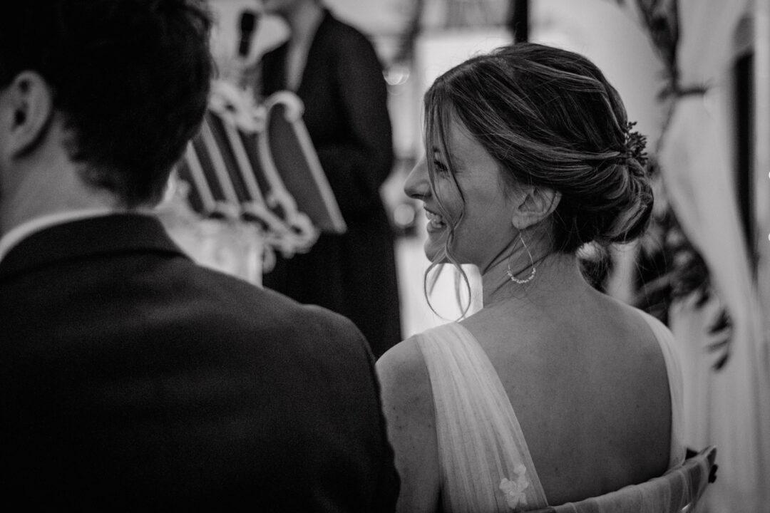 Braut lächelt gerührt bei emotionaler Hochzeitsrede