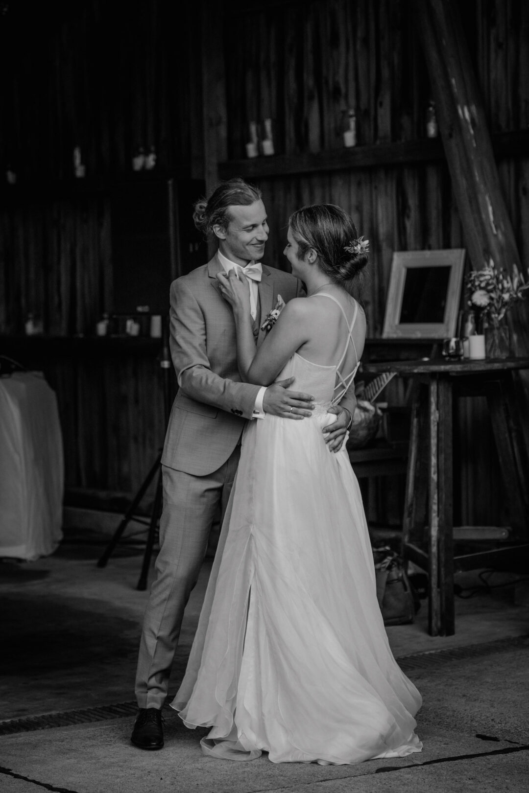 Brautpaar tanzt innig in rustikaler Scheune