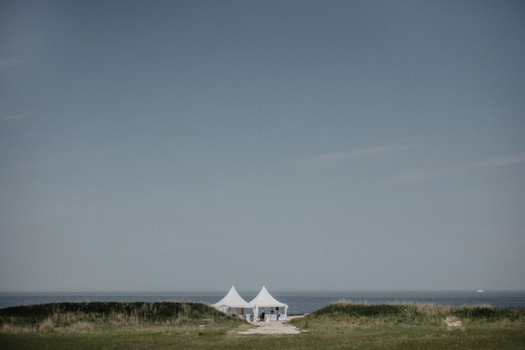 Blick auf weiße Zelte am Strand von Hooksiel