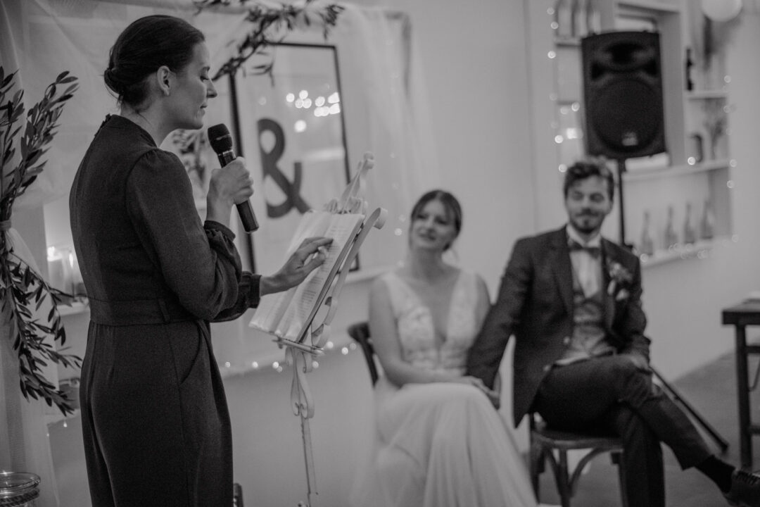 Rednerin hält berührende Rede bei der freien Trauung