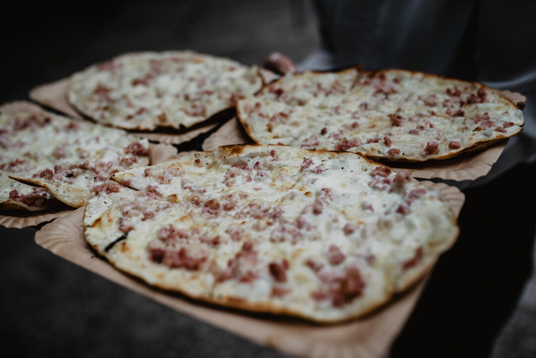 Flammkuchen mit Speck frisch serviert