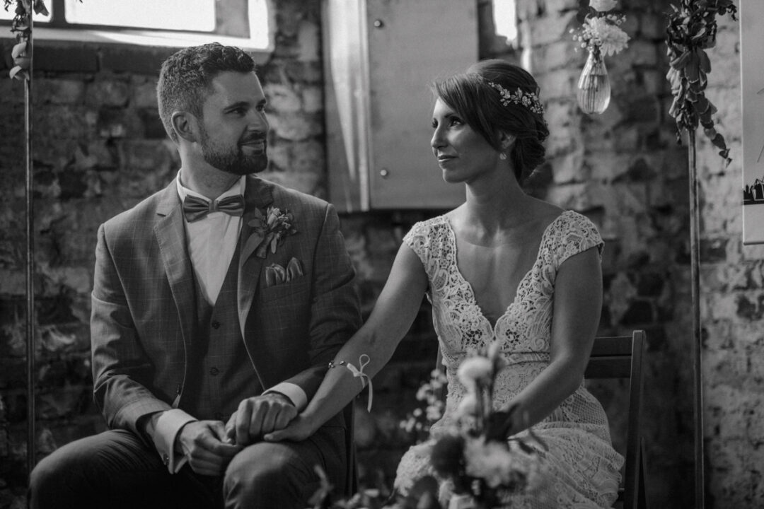 Schwarz-Weiß-Foto des Brautpaares während der emotionalen Trauung