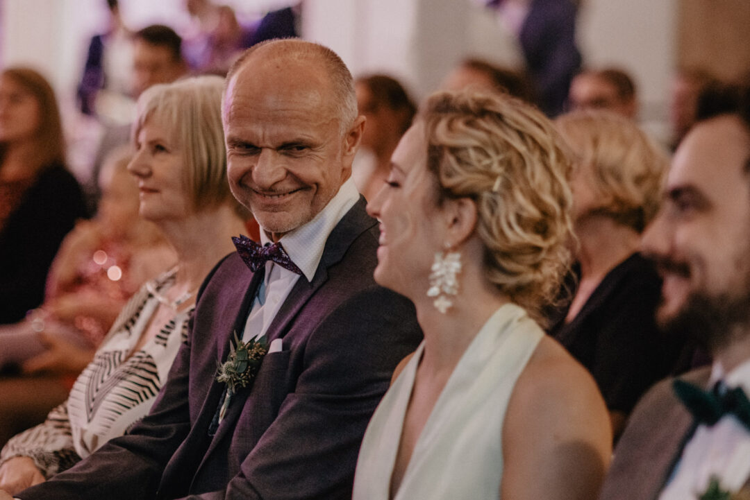 Vater der Braut lächelt stolz während der Trauung