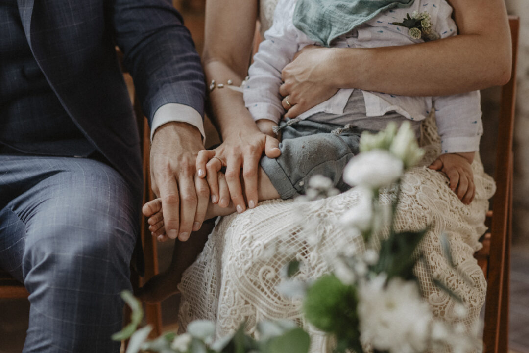 Brautpaar mit Kind während der Trauung im Gasthaus Stromberg