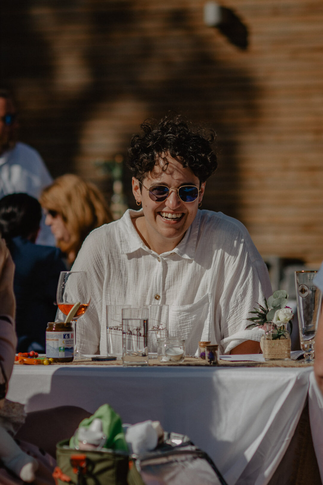 Gast mit Sonnenbrille beim Feiern