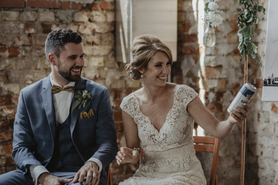 Brautpaar stößt während der Hochzeit mit Bier an