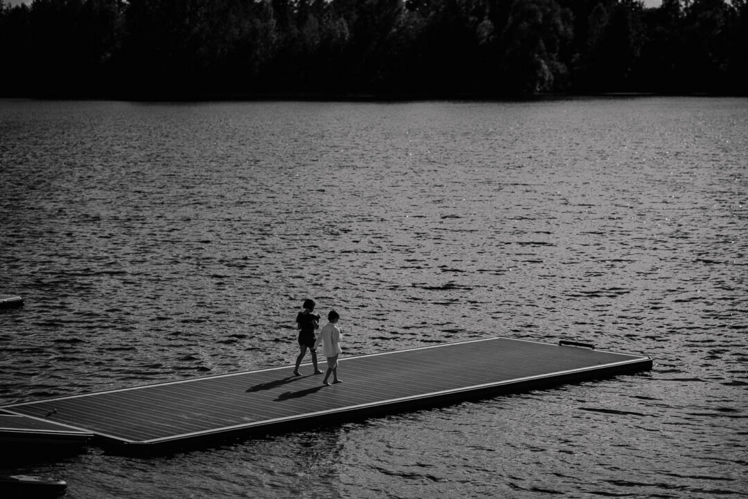 Kinder laufen auf dem Steg
