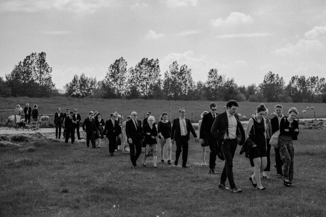 Hochzeitsgäste gehen gemeinsam zur Location