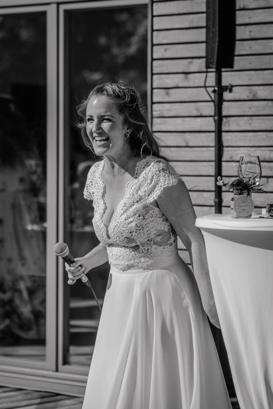 Braut hält Rede mit Mikrofon
