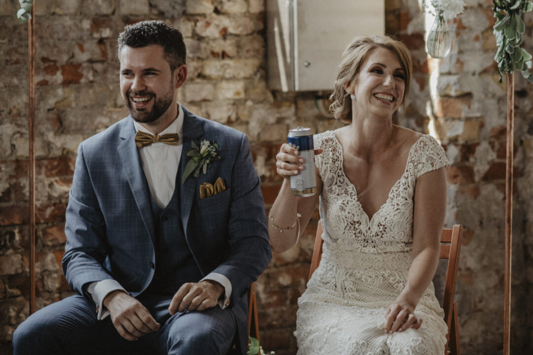 Braut und Bräutigam lachen gemeinsam bei der Hochzeit im Ruhrgebiet