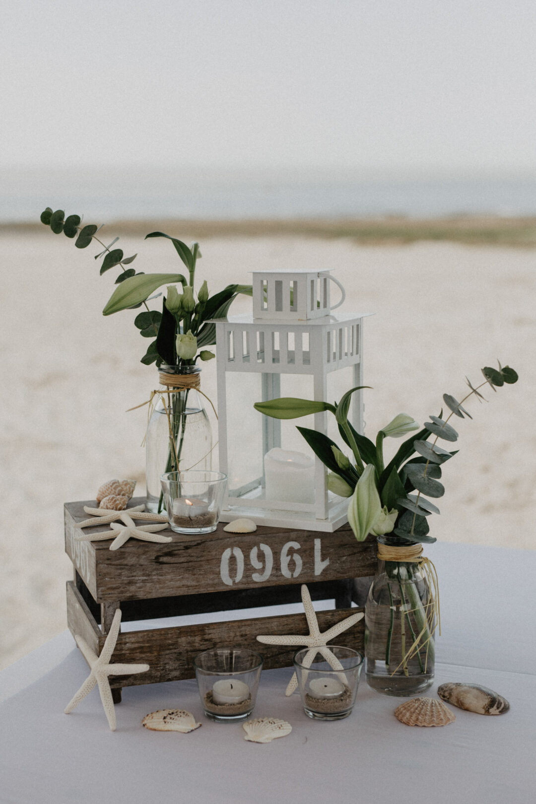 Willkommensschild und Hochzeitsdeko am Strand