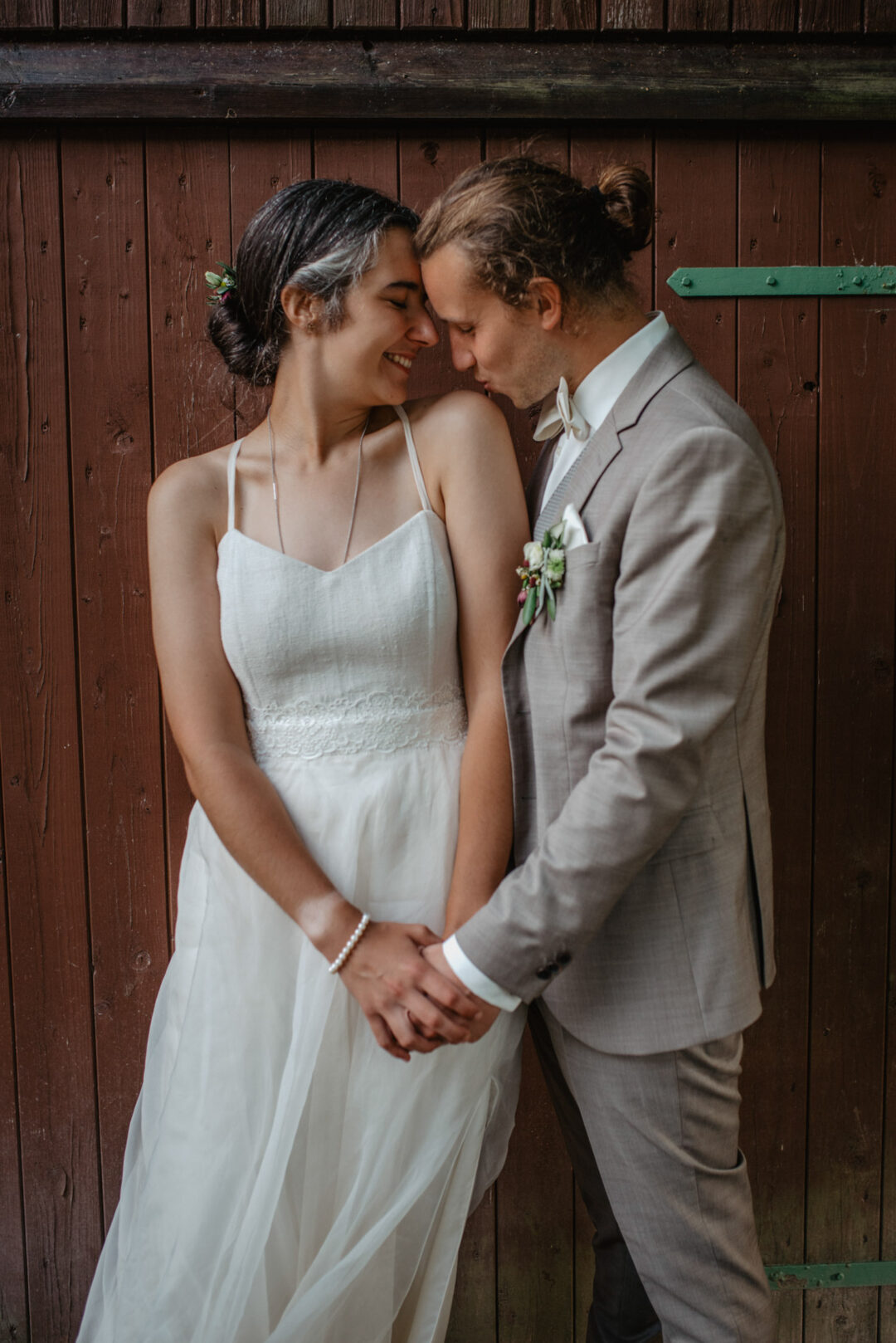 Braut und Bräutigam halten sich liebevoll an