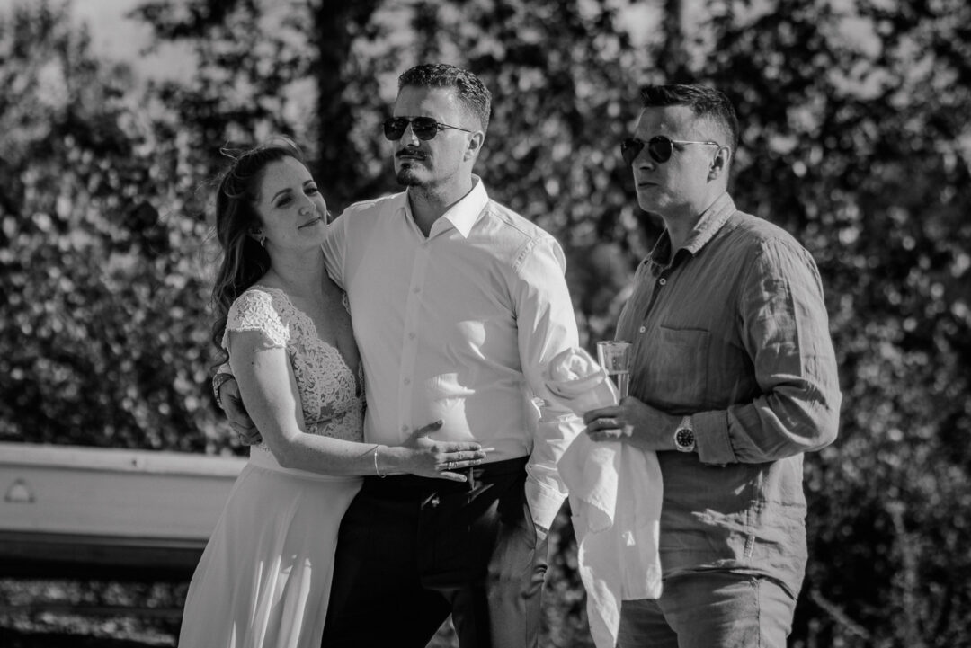 Brautpaar posiert mit Gast