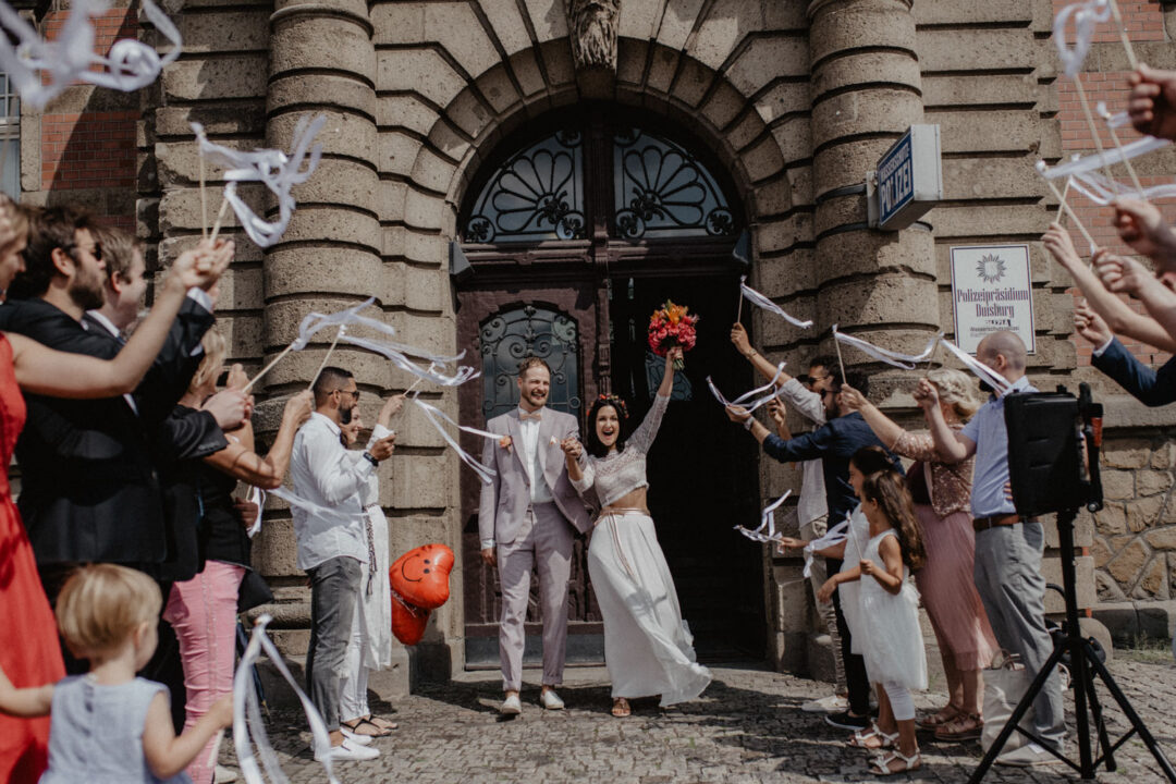 Brautpaar verlässt Hand in Hand das Standesamt