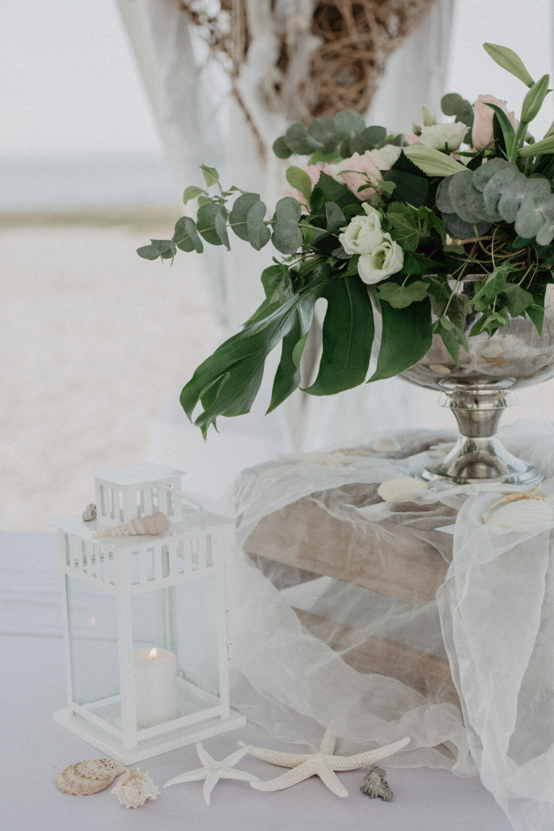 Blumenstrauß und Tischdeko am Trauplatz