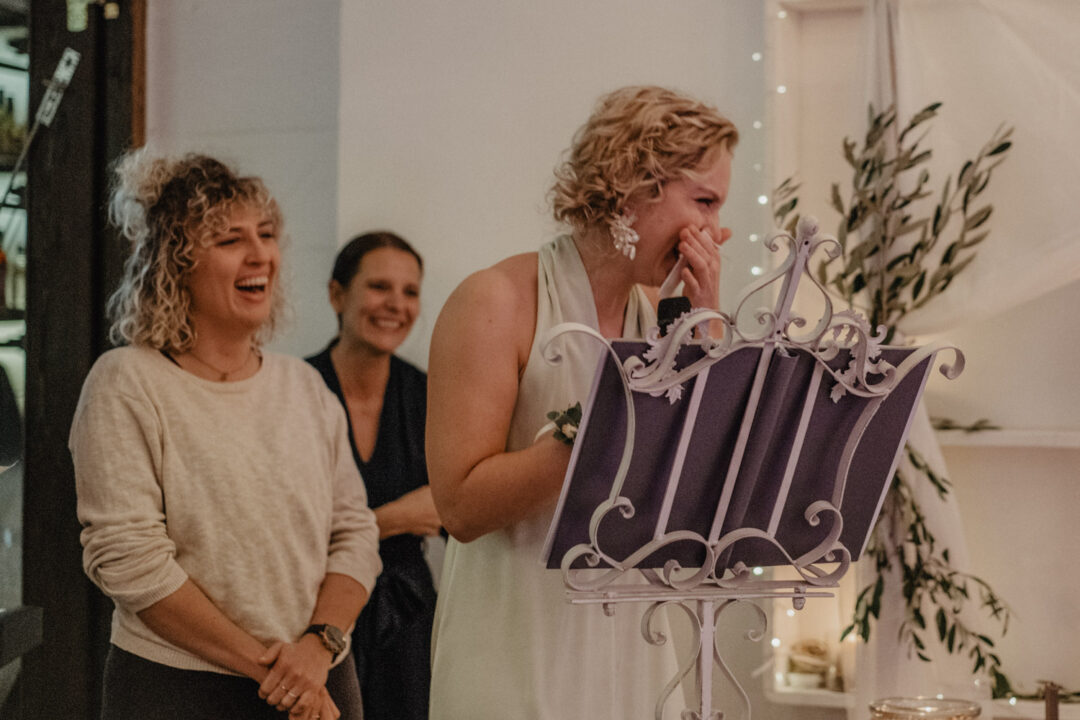 Trauzeugin wischt sich gerührt eine Träne während der Trauung