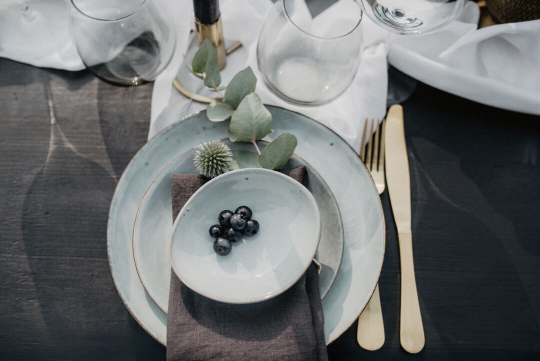 Flatlay einer gedeckten Hochzeitstafel in Grautönen