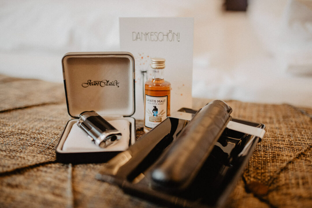 Hochzeitsgeschenk mit Whisky und Zigarrenzubehör