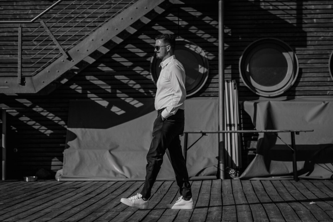 Bräutigam läuft auf Holzdeck