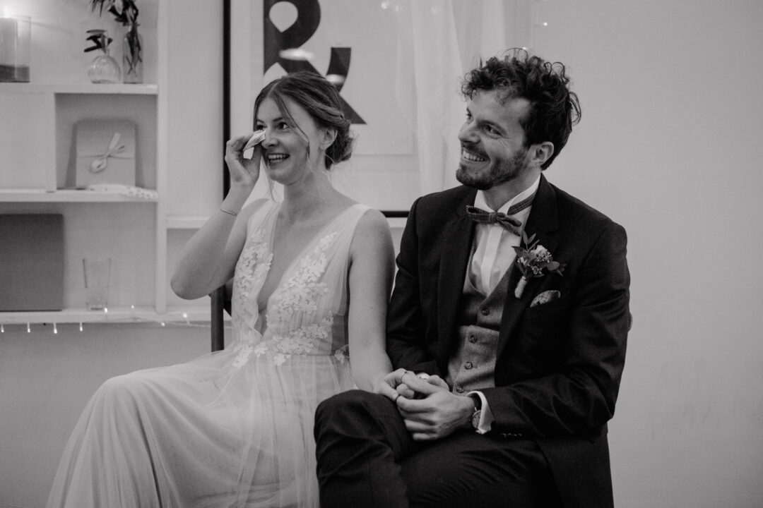 Braut kämpft mit Tränen bei rührendem Hochzeitsmoment