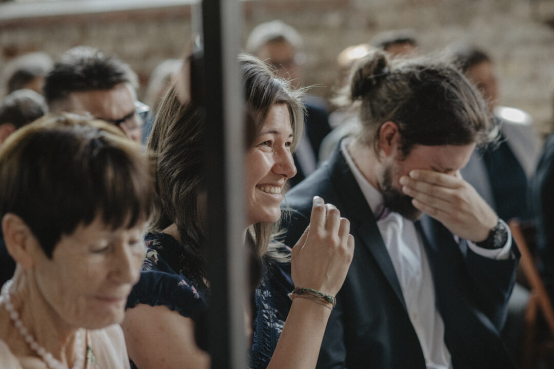 Emotionale Hochzeitsgäste während der freien Trauung im Gasthaus Stromberg