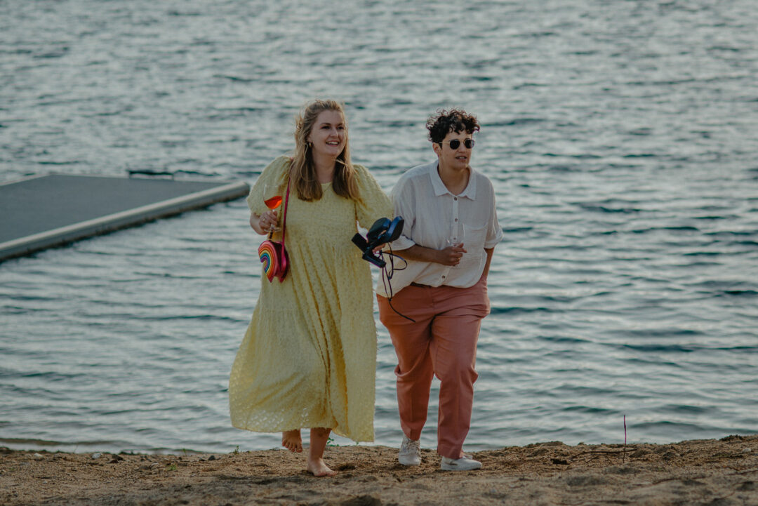 Hochzeitsgäste barfuß am Strand