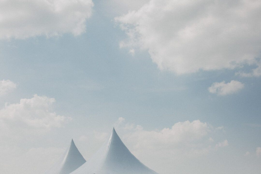 Blick auf Himmel und Zelte bei der Hochzeit