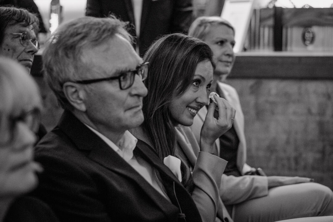 Hochzeitsgast zeigt gerührt Tränen bei der freien Trauung