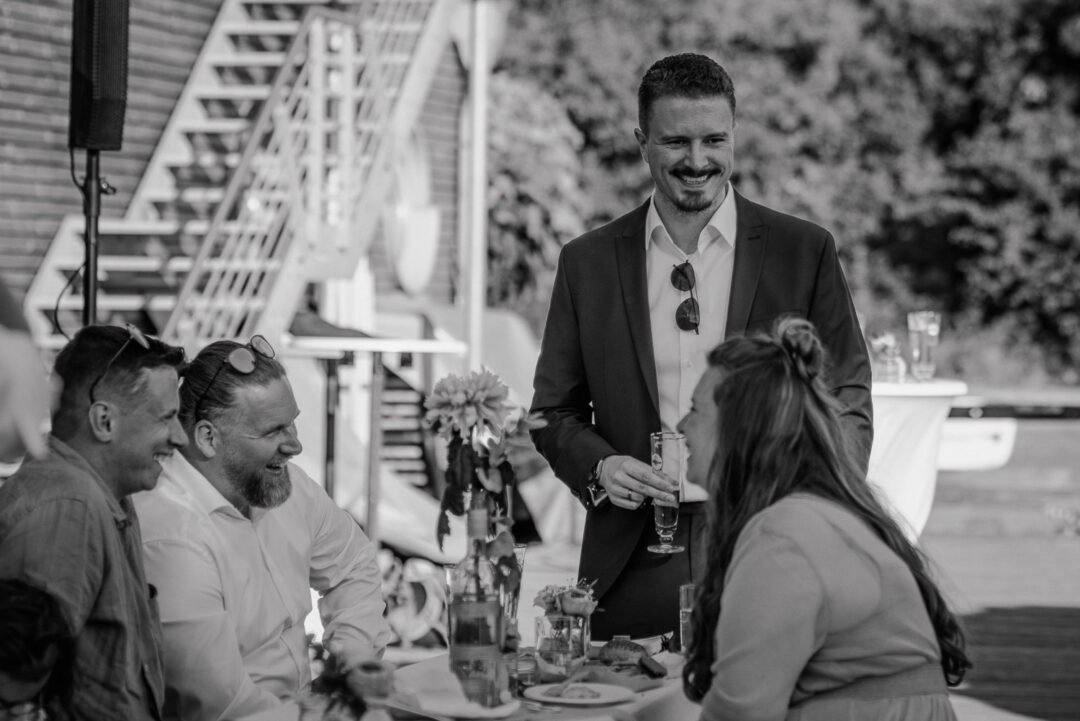 Männer unterhalten sich bei Hochzeit