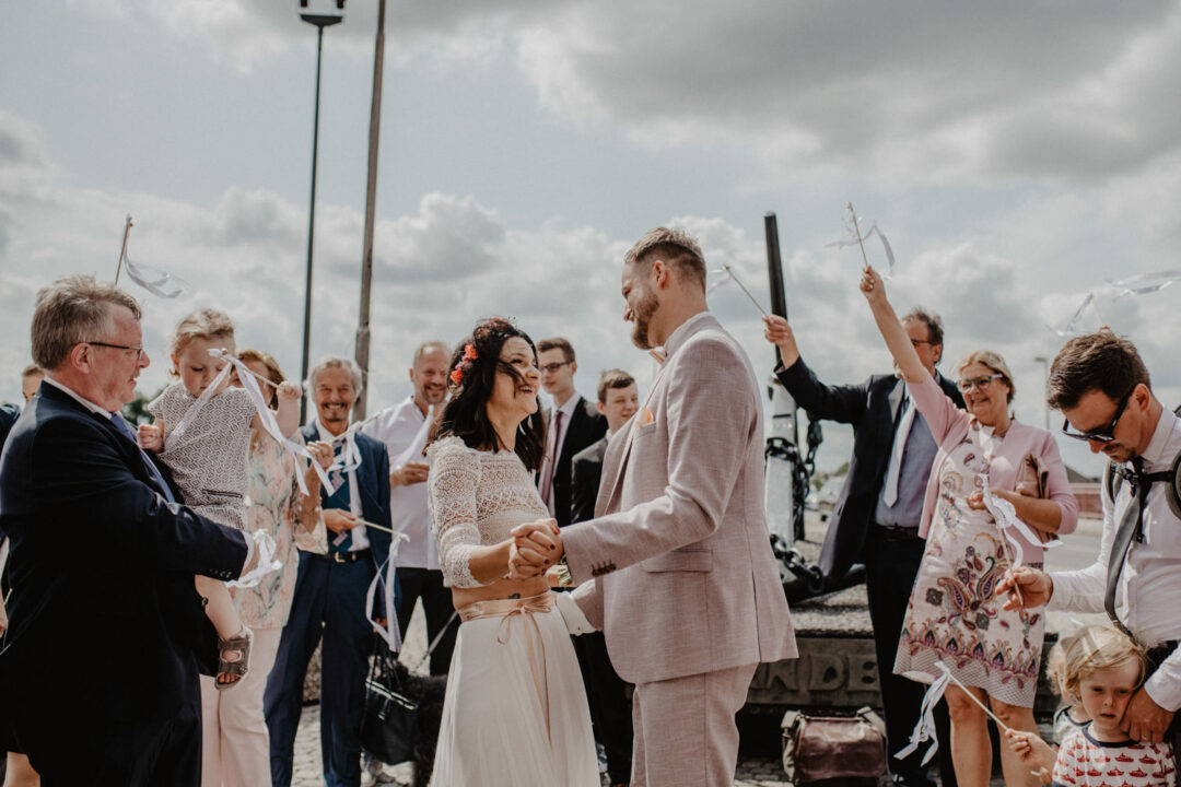 Brautpaar wird im Hafenamt herzlich empfangen