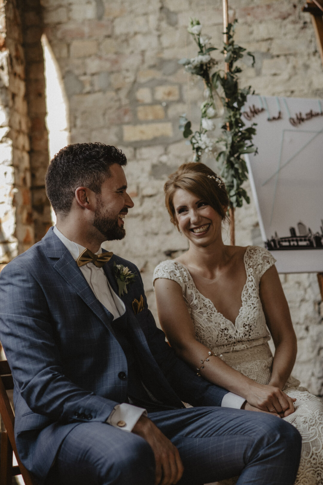 Brautpaar lächelt sich während der Zeremonie im Gasthaus Stromberg an