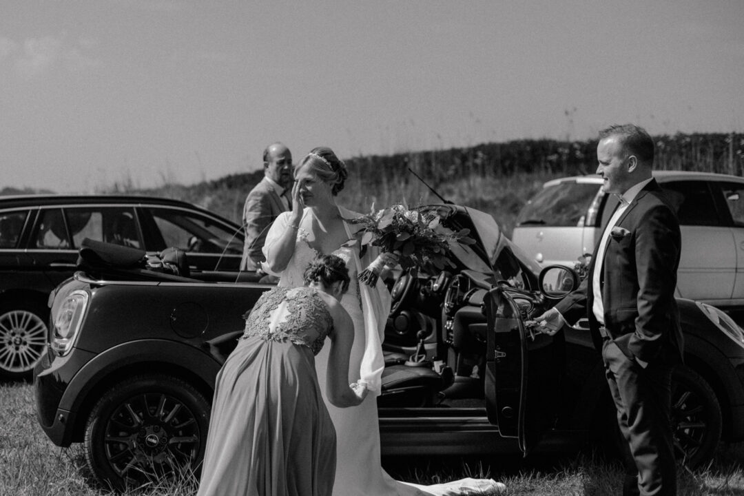 Brautpaar mit Oldtimer – schwarz-weiß